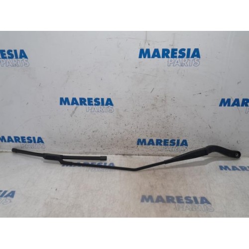 Renault - Trafic - Front wiper arm