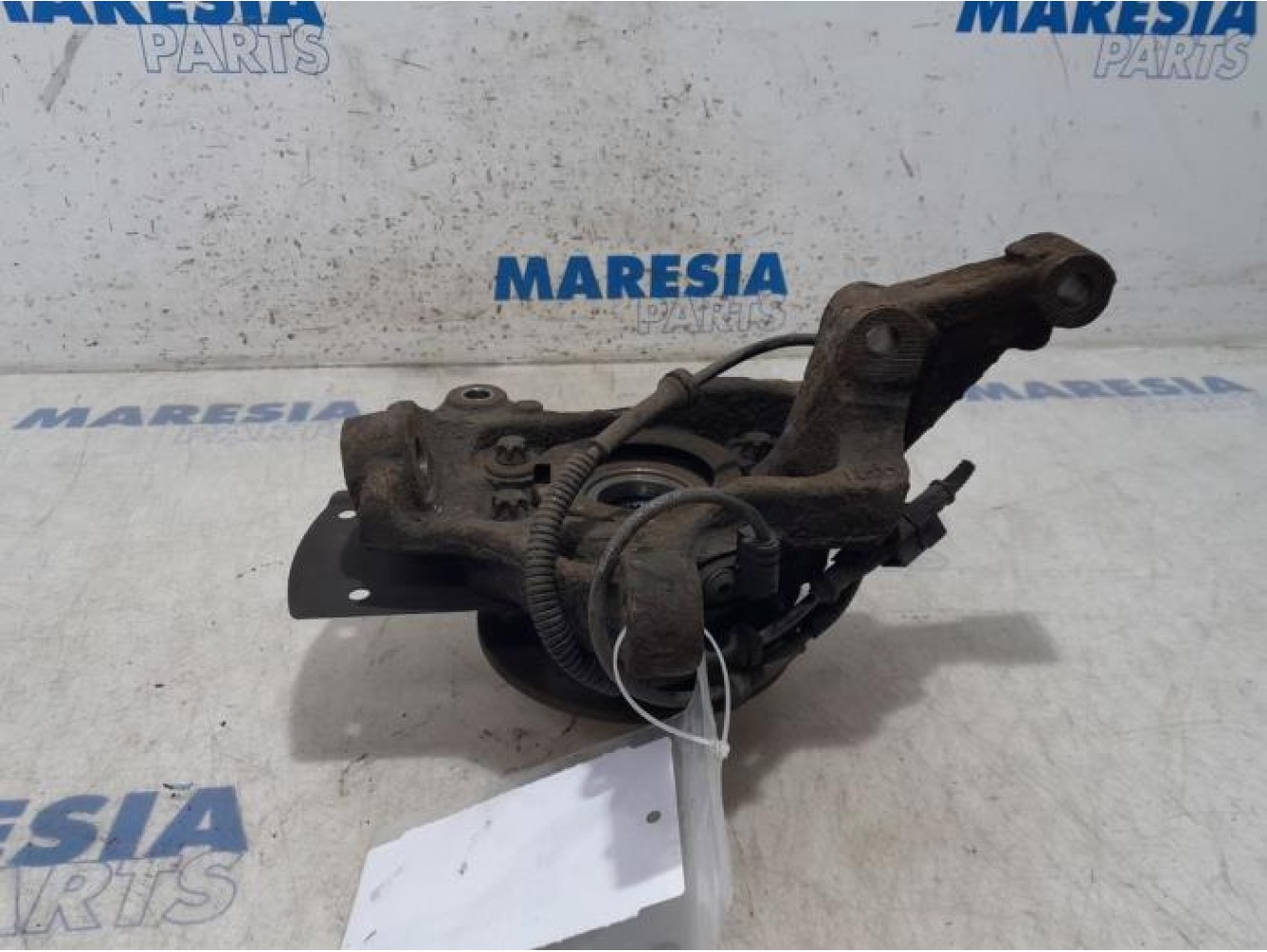 Renault - Trafic - Knuckle, front right