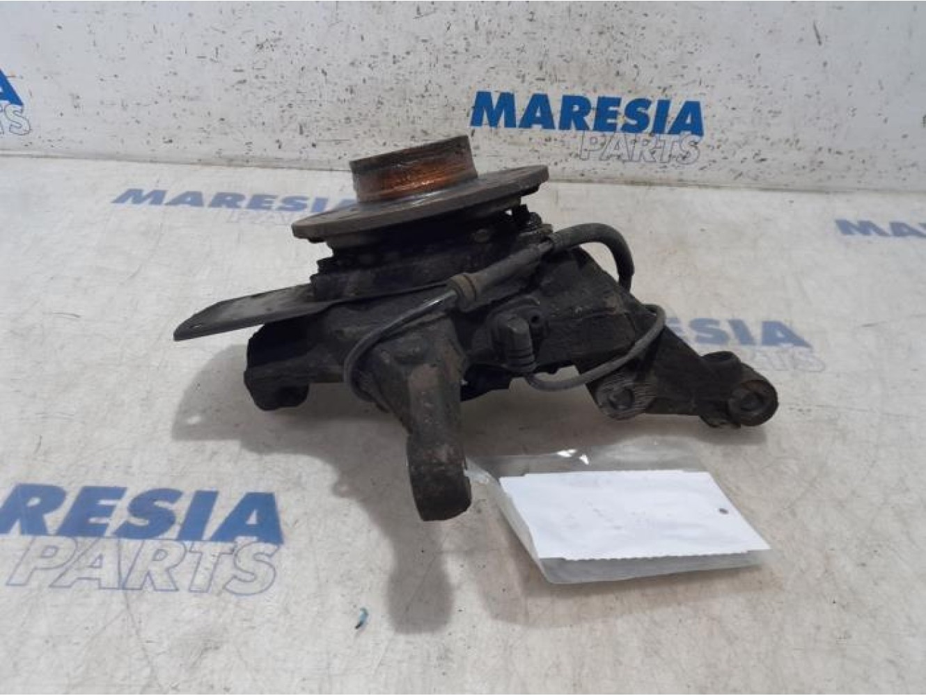 Renault - Trafic - Achsschenkel links vorne