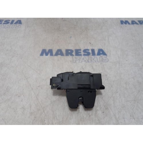 Peugeot - 308 - Tailgate lock mechanism