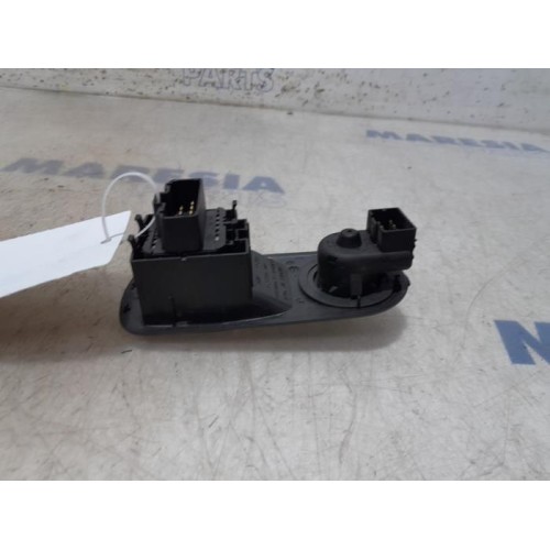 Renault - Trafic - Multi-functional window switch
