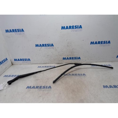 Renault - Scenic - Front wiper arm