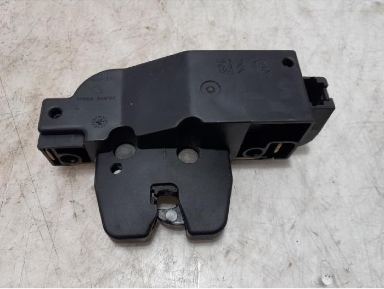 Peugeot - 307 - Tailgate lock mechanism