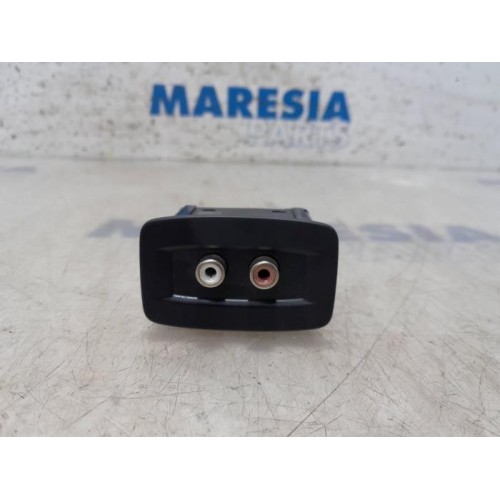 Renault - Scenic - AUX / USB connection