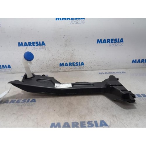 Citroen - C4 Grand Picasso - Front windscreen washer reservoir