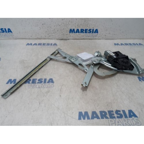 Renault - Scenic - Rear door window mechanism 4-door, right