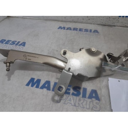 Renault - Scenic - Bonnet Hinge