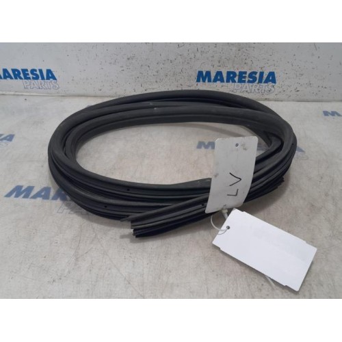 Opel - Vivaro - Portierrubber 2Deurs links