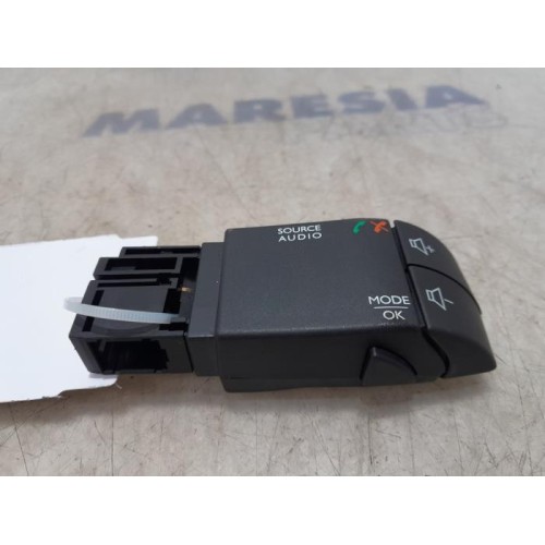 Renault - Clio - Steering wheel mounted radio control