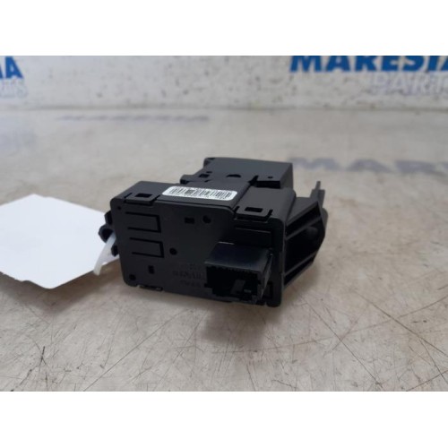 Renault - Scenic - Parking brake switch
