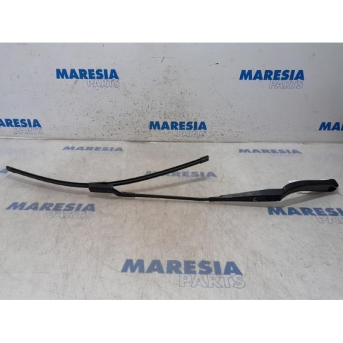 Renault - Trafic - Front wiper arm