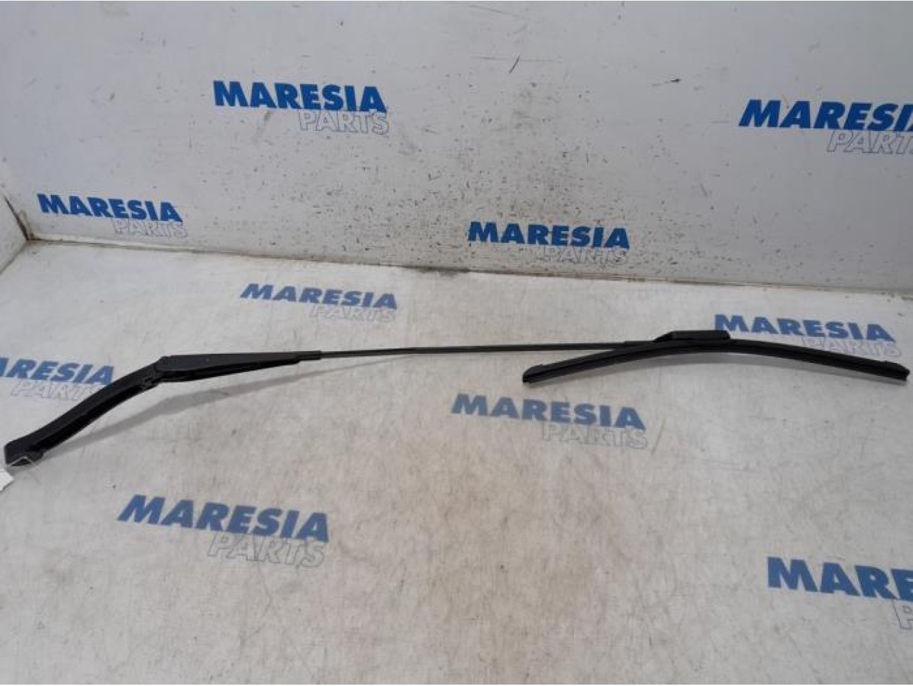 Renault - Trafic - Front wiper arm