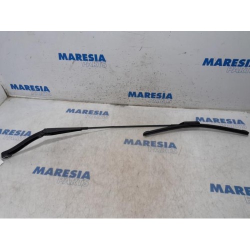 Renault - Trafic - Front wiper arm