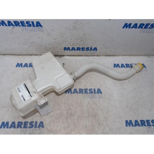 Renault - Trafic - Front windscreen washer reservoir