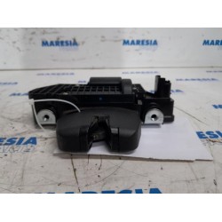 Peugeot - 5008 - Tailgate lock mechanism
