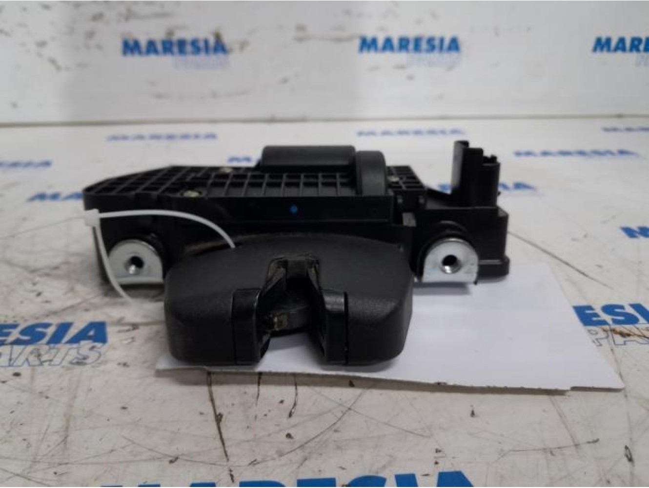 Peugeot - 5008 - Tailgate lock mechanism