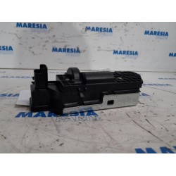Peugeot - 5008 - Tailgate lock mechanism