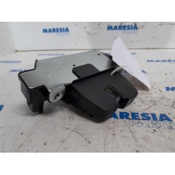 Peugeot - 5008 - Tailgate lock mechanism