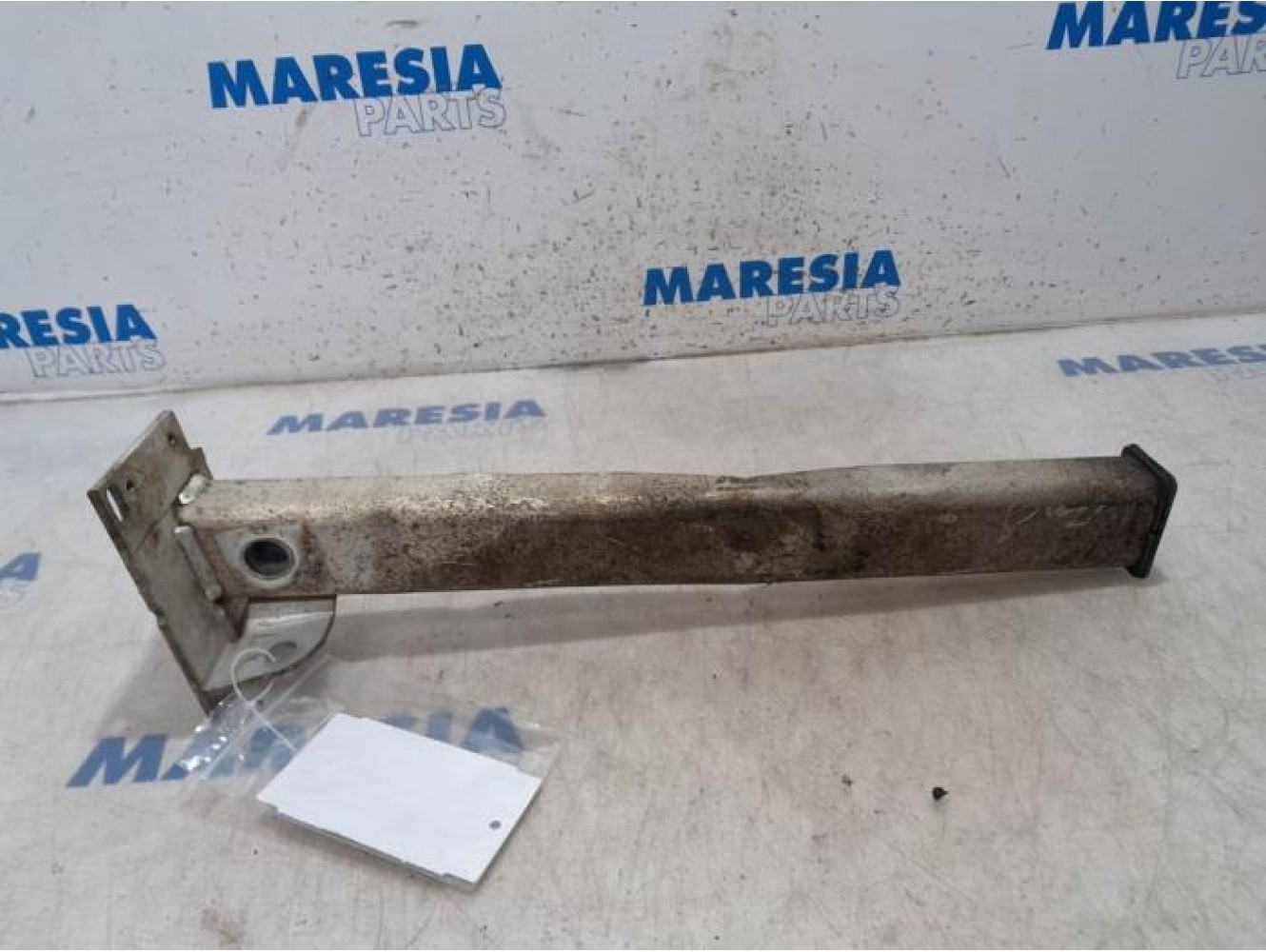 Peugeot - 5008 - Front bumper bracket, right