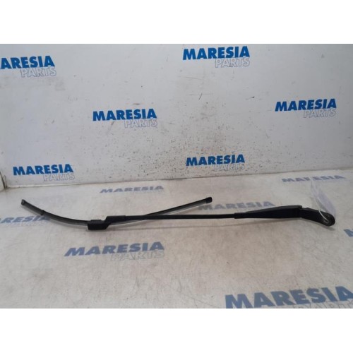 Peugeot - 5008 - Front wiper arm