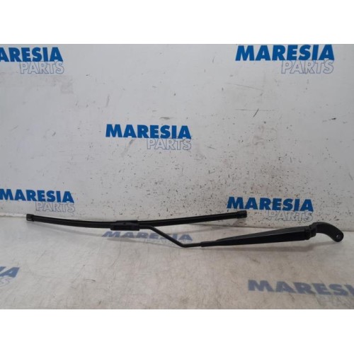 Renault - Clio - Front wiper arm