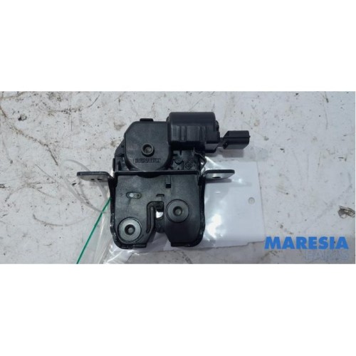 Renault - Megane - Tailgate lock mechanism