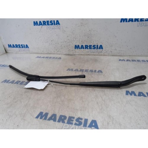 Renault - Megane - Front wiper arm