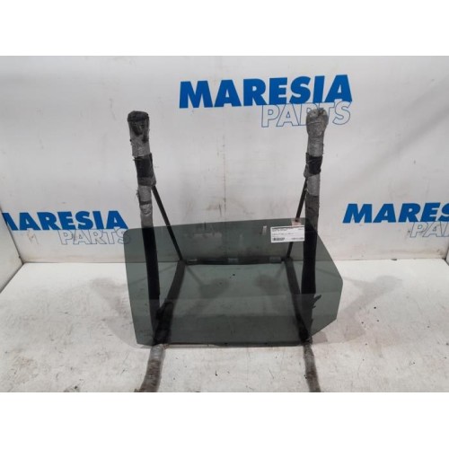 Peugeot - 308 - Rear door window 4-door, left