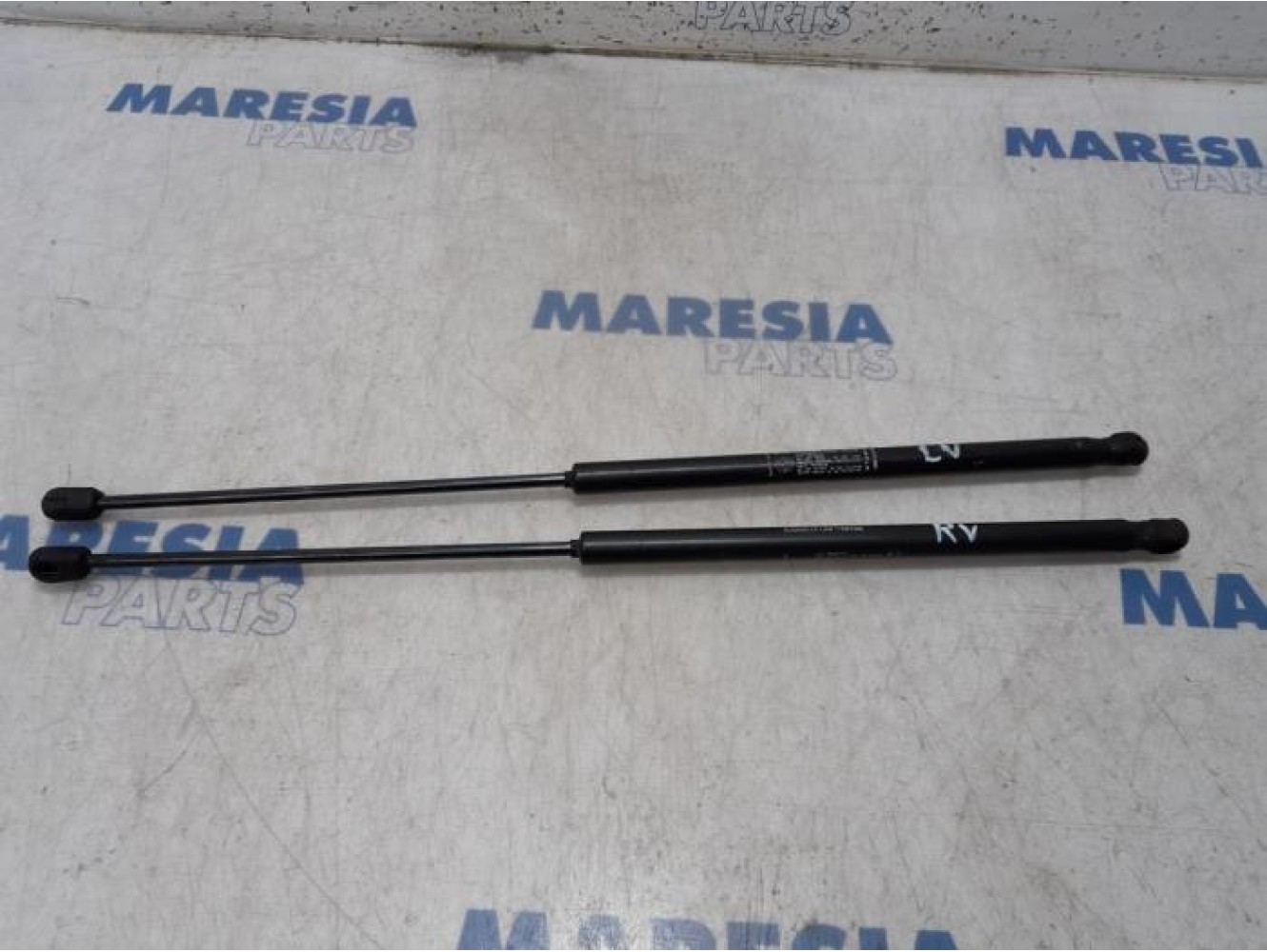 Alfa Romeo - 159 - Set of bonnet gas struts