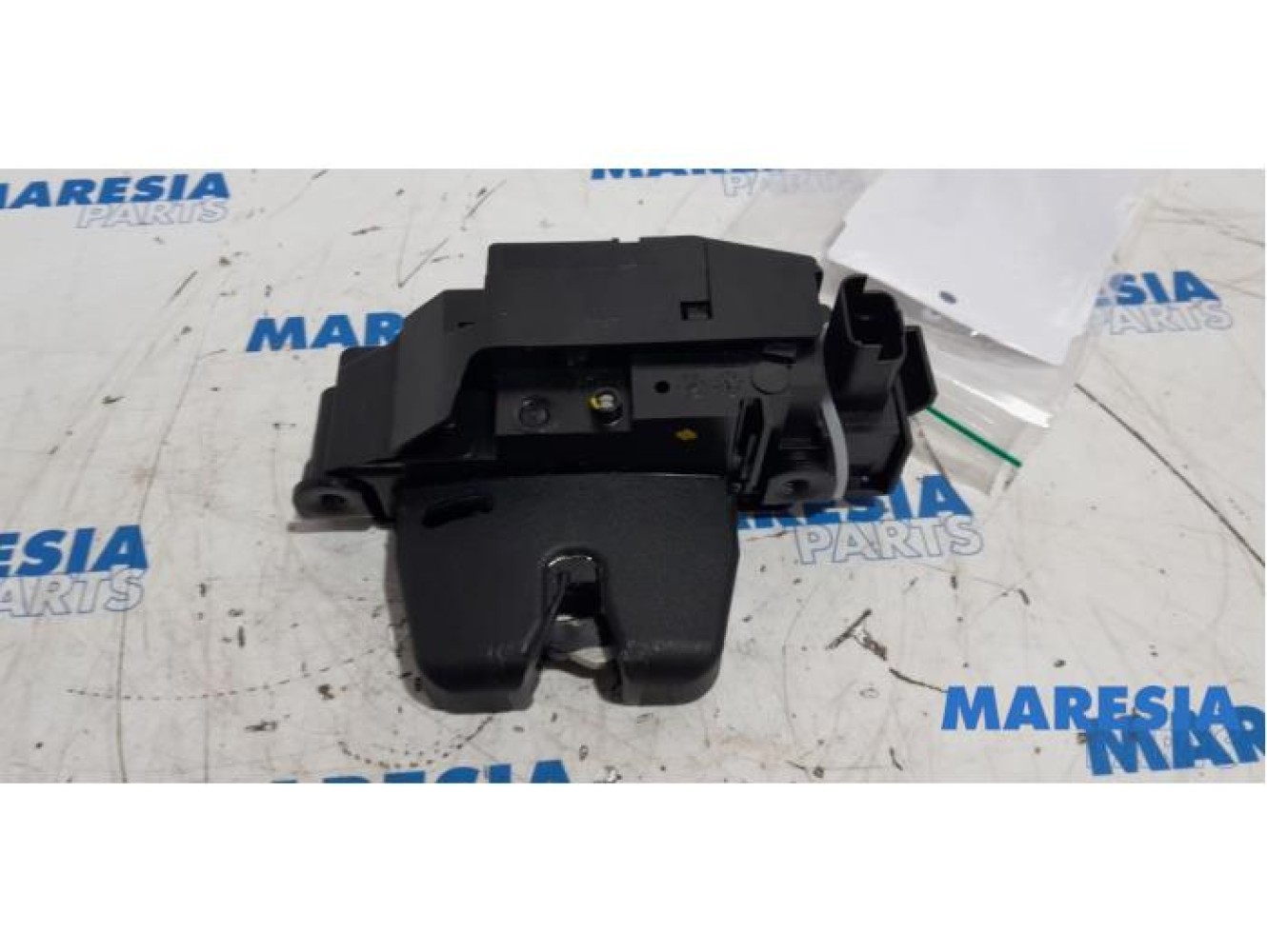 Peugeot - 308 - Tailgate lock mechanism