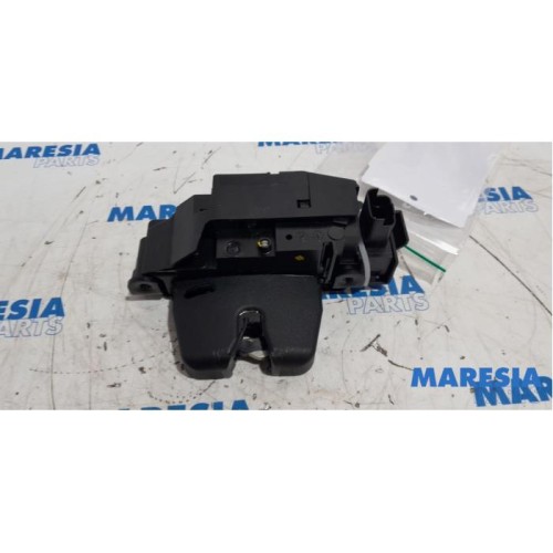 Peugeot - 308 - Tailgate lock mechanism