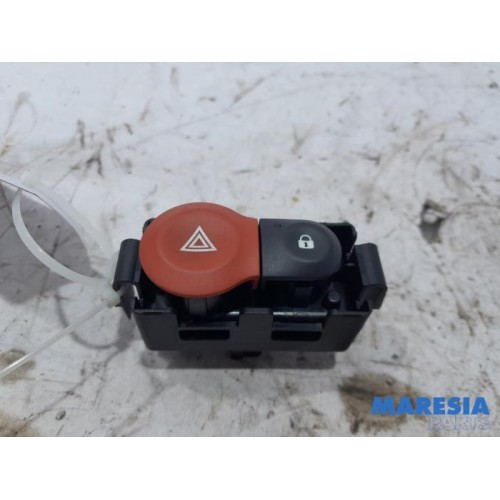 Renault - Clio - Panic lighting switch
