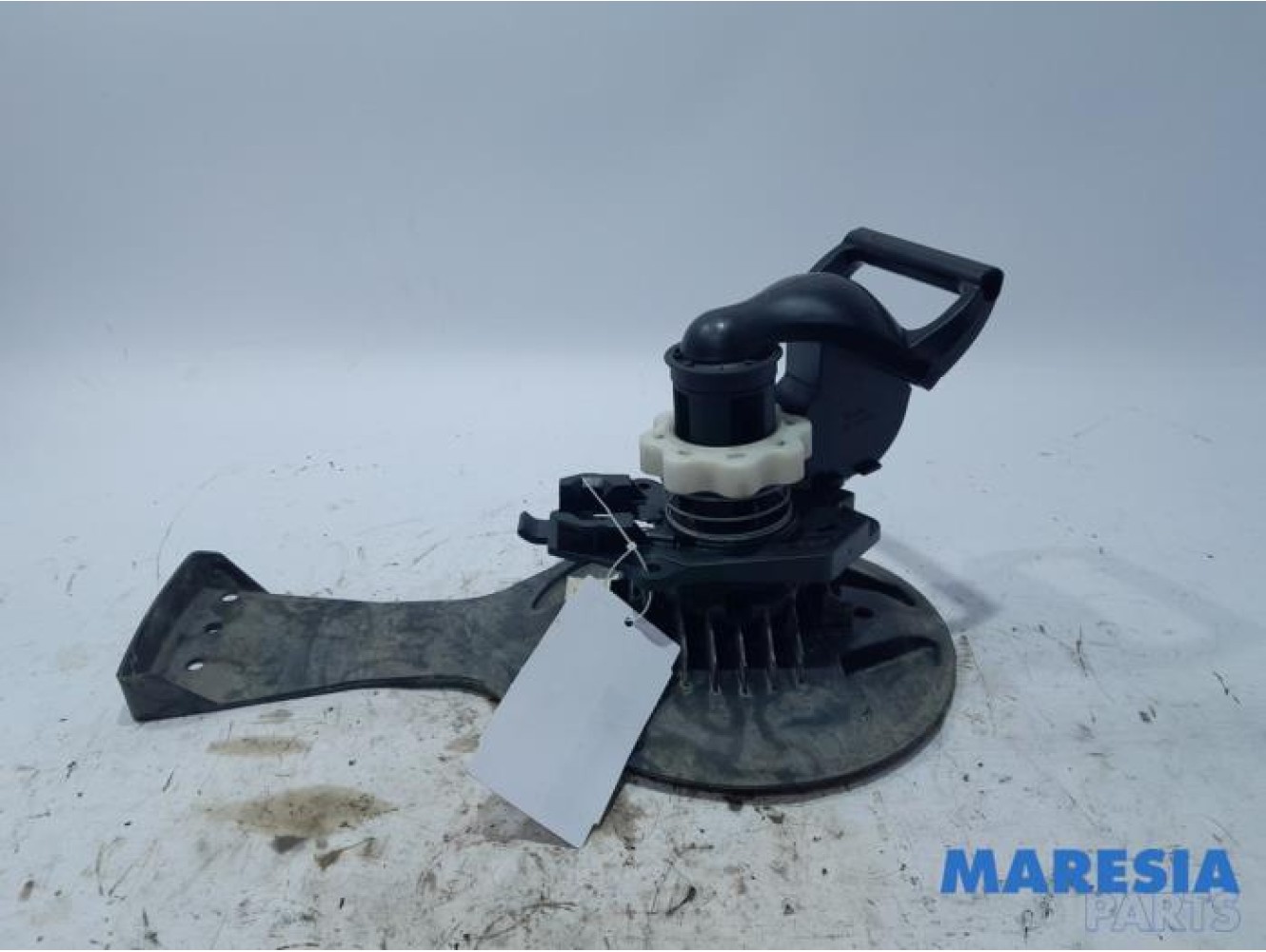 Renault - Clio - Spare wheel lift mechanism