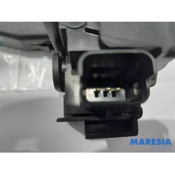 Peugeot - 308 - Tailgate lock mechanism