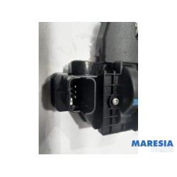 Peugeot - 208 - Tailgate lock mechanism
