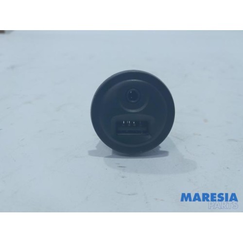 Peugeot - 208 - AUX / USB connection