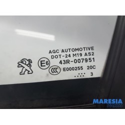 Peugeot - 208 - Quarter light, front left