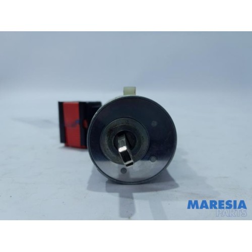 Renault - Trafic - Ignition lock + key