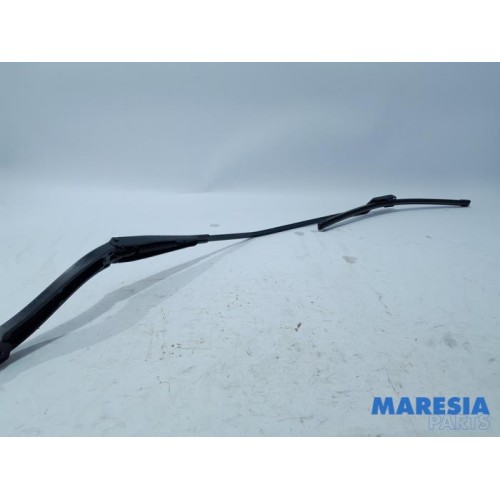 Renault - Trafic - Front wiper arm