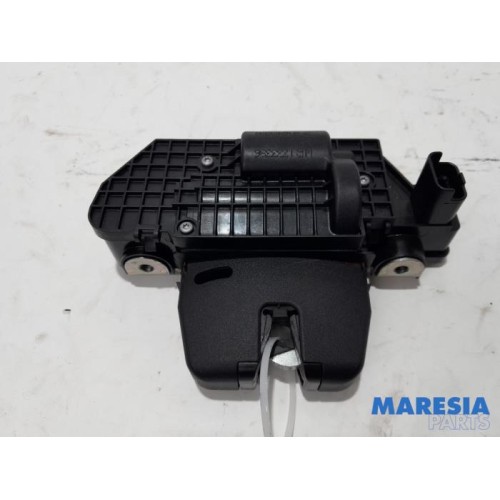 Peugeot - 2008 - Tailgate lock mechanism