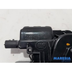 Renault - Clio - Tailgate lock mechanism