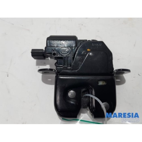 Renault - Clio - Tailgate lock mechanism