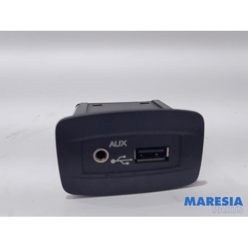 Renault - Grand Scenic - AUX/USB aansluiting