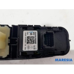 Renault - Clio - Multi-functional window switch