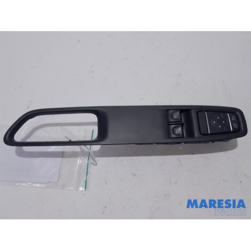 Renault - Clio - Multi-functional window switch