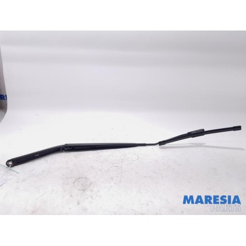 Renault - Clio - Front wiper arm