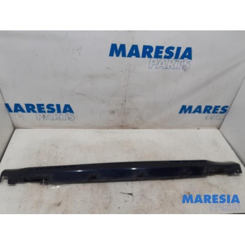 Peugeot - 208 - Side skirt, left