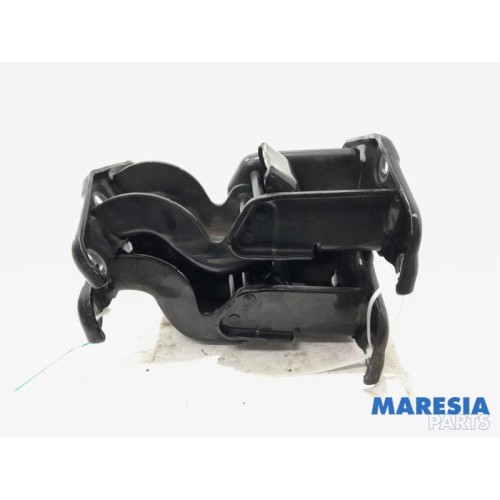 Renault - Trafic - Rear door hinge, right