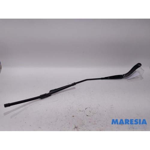 Renault - Trafic - Front wiper arm