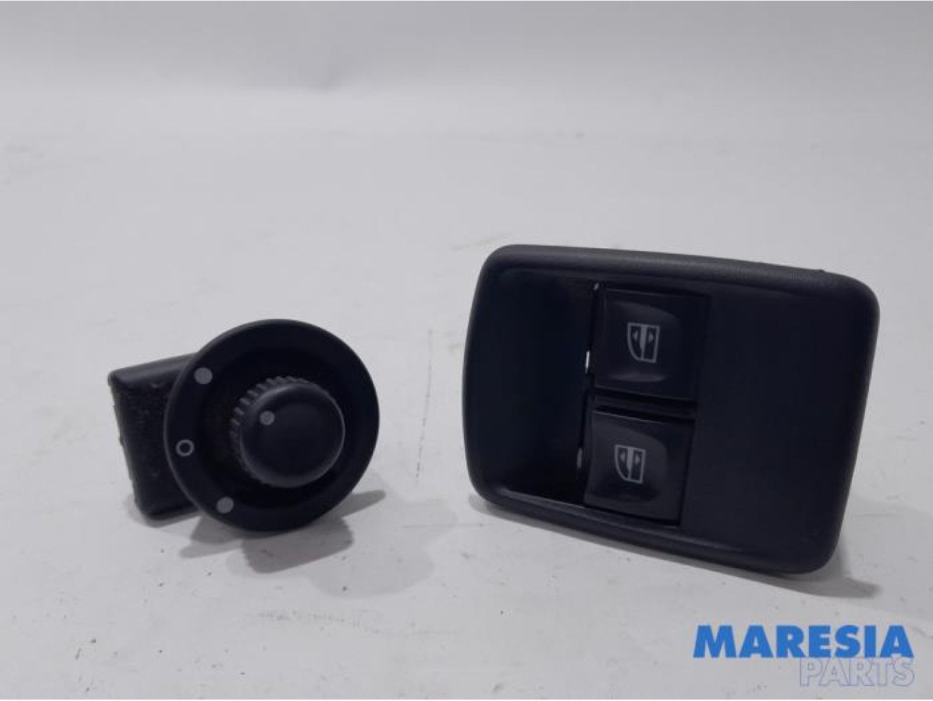 Renault - Trafic - Multi-functional window switch